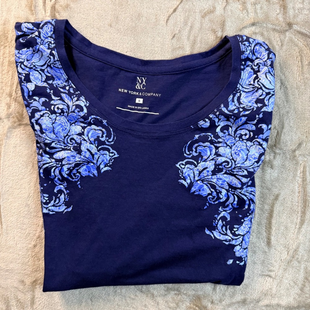 Y2K Fairycore New‎ York & Company Navy Blue Damask Floral Graphic Tee Spring - Picture 6 of 6